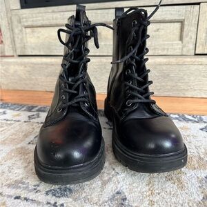 Kohl's SO Brand Black Laced Combat/Reindeer Boots Side Zipper Size 7.5M